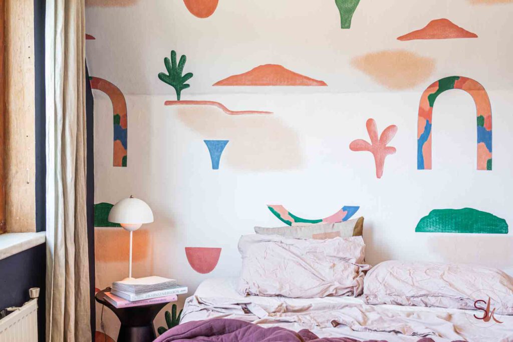 Handgeschilderd behang in de slaapkamer van Roomblush