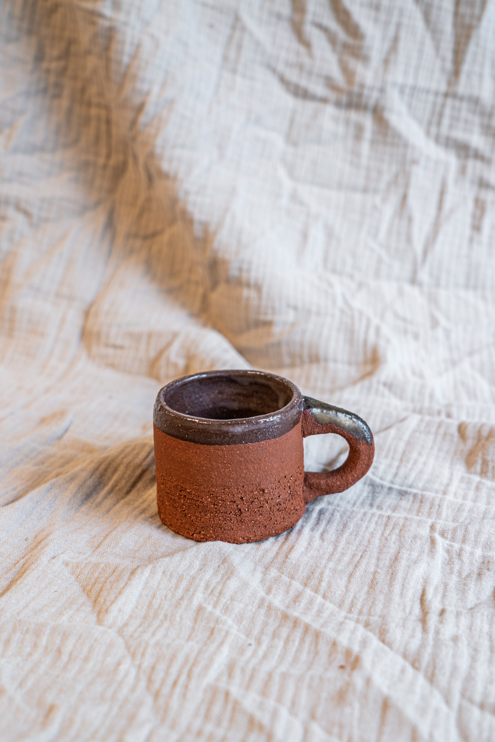 Handgemaakte beker keramiek terracotta goud messing brons handgedraaid kopje koffie STUDIO kapstok Iris Floor