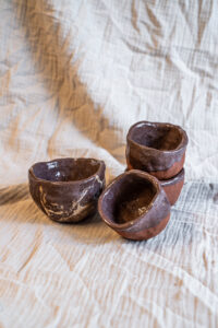 Handgemaakte beker keramiek terracotta handgedraaid kopje koffie STUDIO kapstok Iris Floor