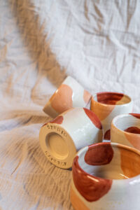 Handgemaakte beker keramiek handgedraaid kopje koffie mok beker arty design STUDIO kapstok Iris Floor