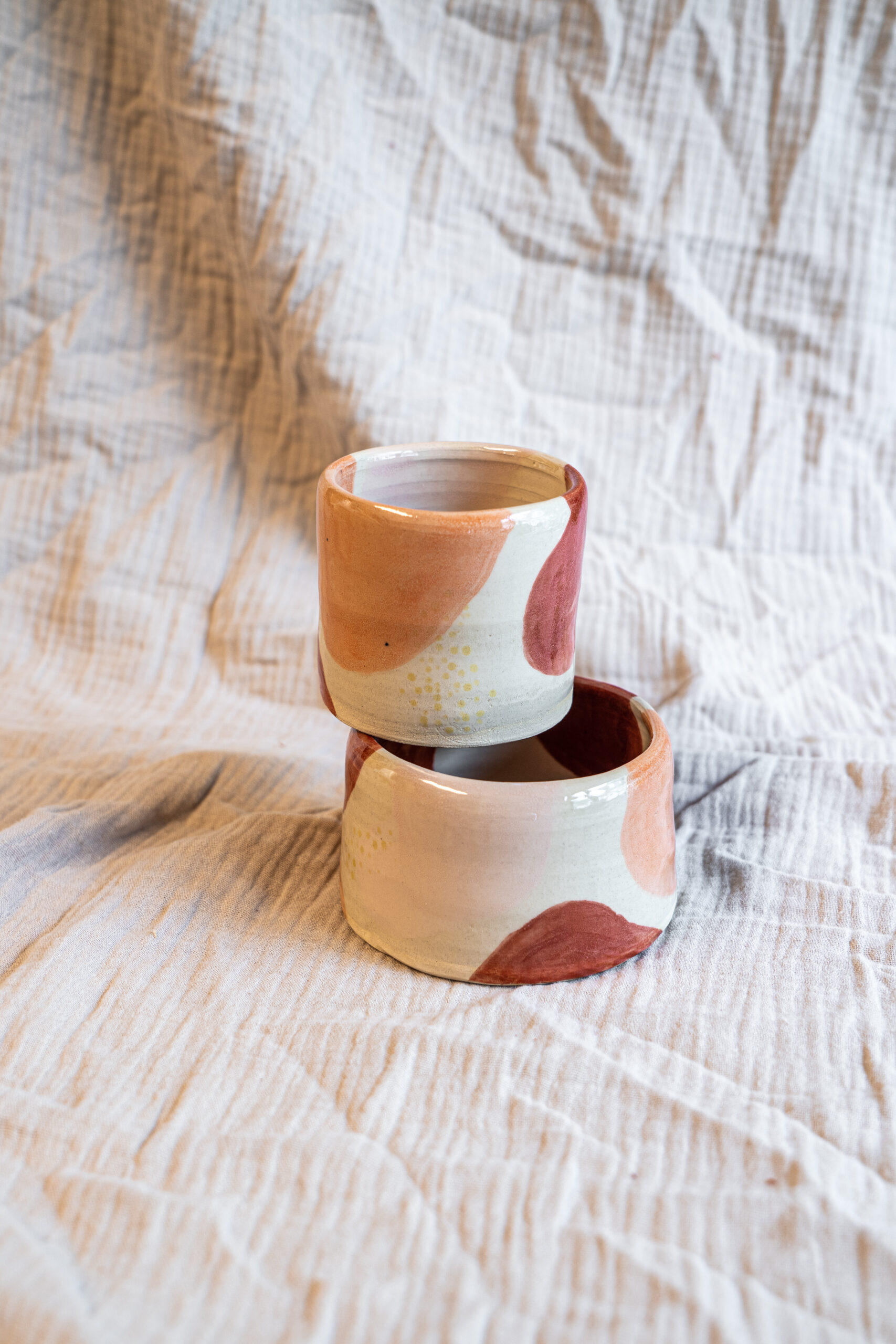 Handgemaakte beker keramiek handgedraaid kopje koffie mok beker arty design STUDIO kapstok Iris Floor