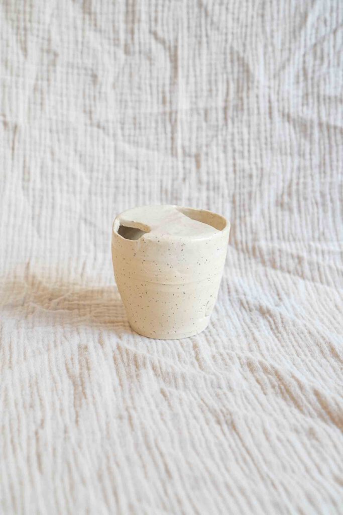 Mug to go beker onderweg thee koffie keramiek steengoed handgemaakt STUDIO kapstok Iris Floor