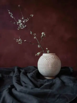 Moonjar beige white handmade ceramics vase rustic Iris Floor STUDIO kapstok