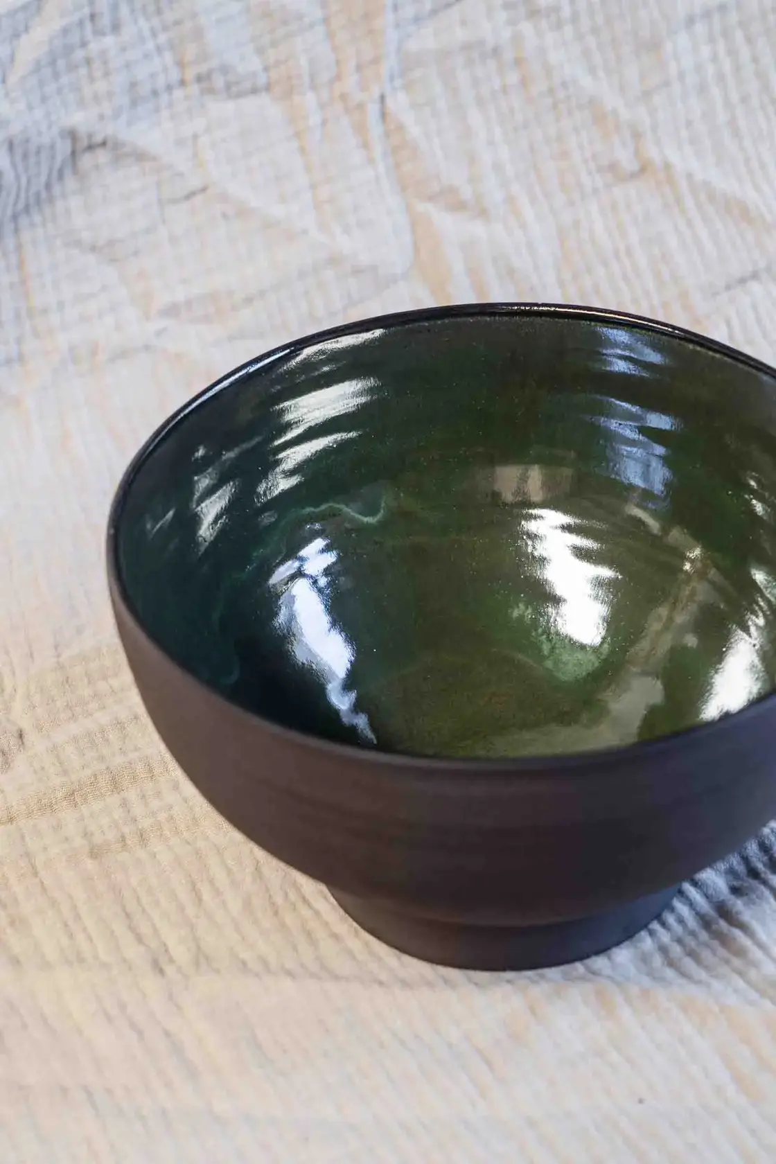 Large bowl green salade fruit Umami STUDIO kapstok Iris Floor handmade black glaze art design