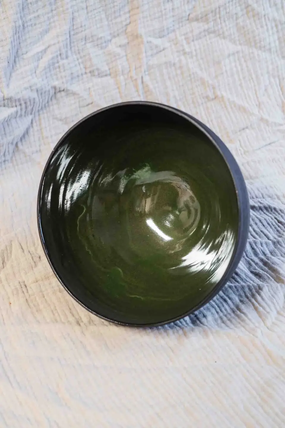 Large bowl green salade fruit Umami STUDIO kapstok Iris Floor handmade black glaze art design