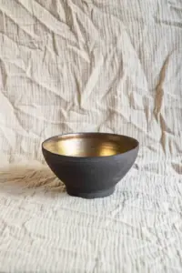 Large bowl copper bronze gold salade fruit Umami STUDIO kapstok Iris Floor handmade black glaze art design