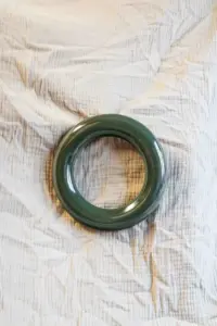 Wall object donut ceramic art decoration dark green handmade hand thrown UMAMI STUDIO kapstok Iris Floor