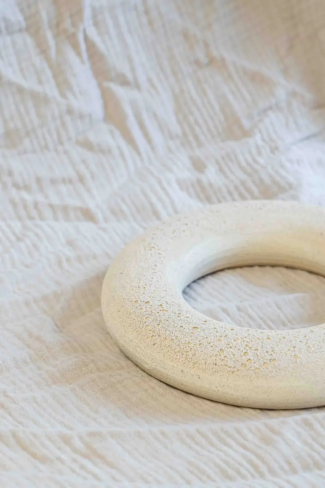 Wall object donut ceramic art decoration lava sand white handmade hand thrown UMAMI STUDIO kapstok Iris Floor