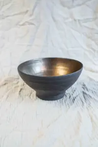 Large bowl copper bronze gold salade fruit Umami STUDIO kapstok Iris Floor handmade black glaze art design