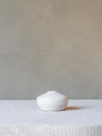 Small vases Matte White STUDIO kapstok Iris Floor Ceramics
