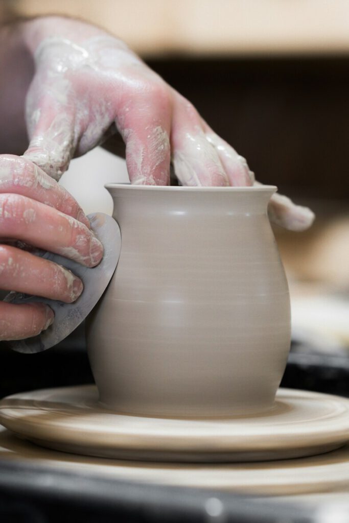 Leer pottenbakken op de draaischijf in een cursus of workshop bij het AtelYAY in Velsen-Noord, naast Beverwijk