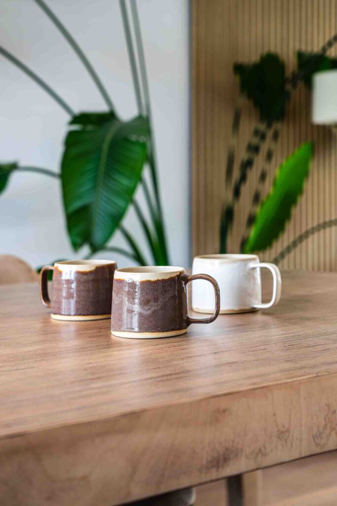 Tea Coffee cups with handle, grey purple Frosty Grey and white cream pink peach Peachy Cream glaze. Styling Selma Cool Styling Centraal