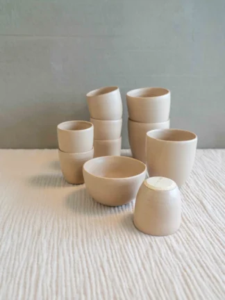 Grote koffie thee mok kop kopje velvet beige handgemaakt keramiek op tafelkleed hand met kop Iris Floor Ceramics STUDIO kapstok