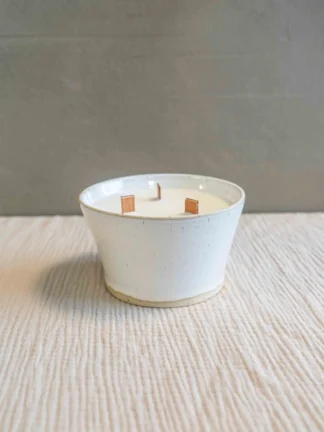 Large Candle grote kaars handgemaakt handmade eco soy was wax soya keramiek pot op tafel beige tonen Iris Floor Ceramics STUDIO kapstok