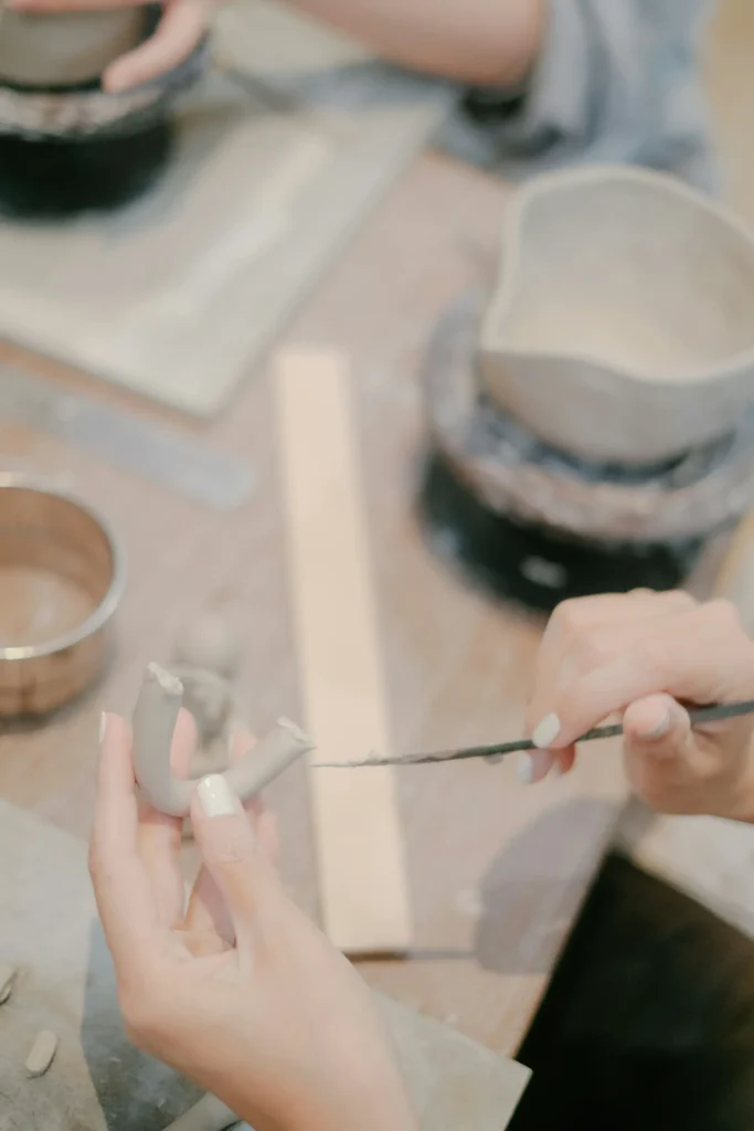 Handen oor aanzetten werkplaats pottenbakken keramiek atelier workshop cursus draaien draaischijf handvormen AtelYAY STUDIO kapstok Iris Floor Ceramics